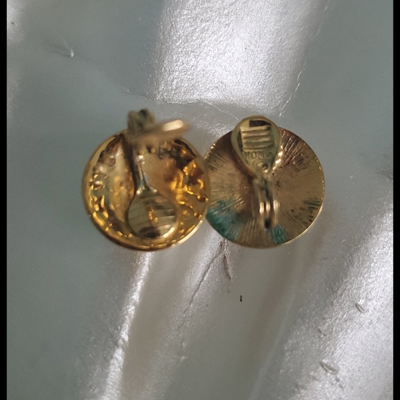 MONET (c) Hammered Clip On Vintage Earrings - Picture 5 of 6